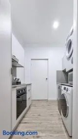 Wishart 1Bed 1Bath Tiny, Quiet House w Parking M15 - Image 2