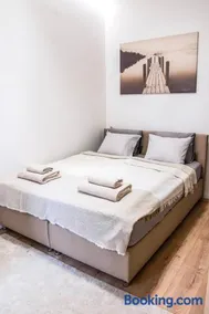 Asboth Downtown Apartment - Image 4