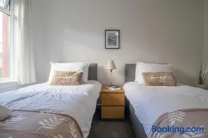 Ashgrove House - 3 bedroom - Image 3
