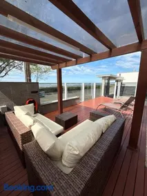 Refúgio Frente Mar com Deck e Espaço Lounge - Image 1