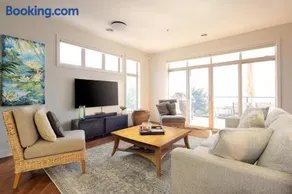 Lakeside Luxe Haven - Image 2