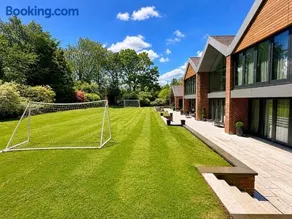 Exclusive Home With Pool & Spa, In Prestbury! - Image 4