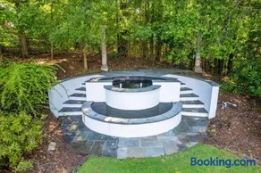 11580sqft Large Home By Airport - Image 2