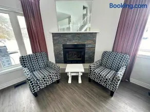 Family Townhome with outdoor pool access - Image 3