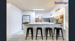 Surf Chalet Luxe Beachside Apartment Alex Headland - Image 1