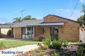 3-Bed home with large backyard - Image 2
