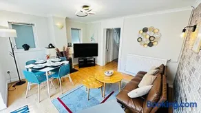Inviting 2 Bed Guest House steps away from Ascot Racecourse 3 mins drive, 5 mins to Legoland, 12 mins to Windsor Castle Perfect for families & racegoers alike - Image 2