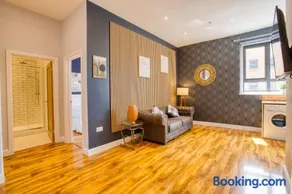 King size 1 bedroom comfort apartment en suite shower free toiletries wifi and hairdryer - Image 4