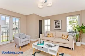 Modern City Centre 2 Bedroom 2 Bathroom Apartments, Main Door Ground with Private Parking - Image 1