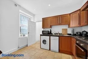 2BR Ensuite Stay with Parking - Cozy & Central - Image 3