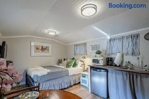 Cute Peaceful Tiny House Getaway w Backyard - Image 2
