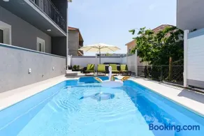 Villa Mihaela with private pool, jacuzzi and free secure parking - Image 3
