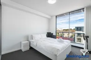KozyGuru | Rosebery | Stylish Apt with Parking - Image 2