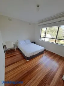 Fantastic Three Bedroom Home Close to City and Airport - Image 2