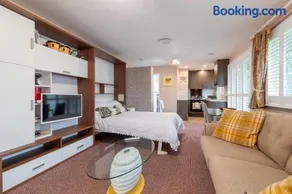 Spalding Town Centre - 2 Person - Self Contained - Self Catering 1 or 2 Doubles - Image 4