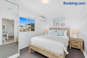 Bazza's Beach House / Absolute Beachfront - Image 3