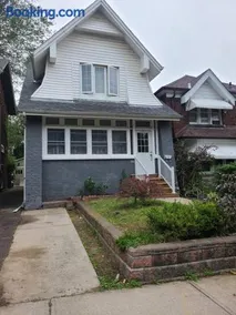 3 BR House in Toronto Downtown - Image 2