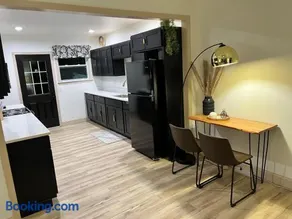 Modern 2 Bedroom Apartment - Image 2