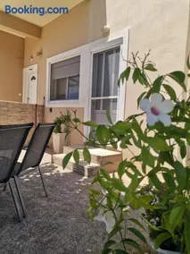 Great apartment with a nice yard - Image 1