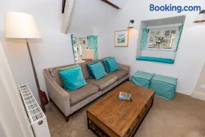 New - Pink cottage, Noss Mayo sleeps 7 - Image 4