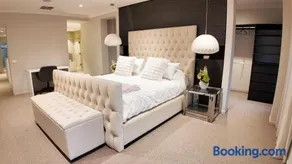 Modern Luxury Estate, 4 Ensuite Rooms, Comfy, Convenient, Secure and Close to the Airport!! - Image 1
