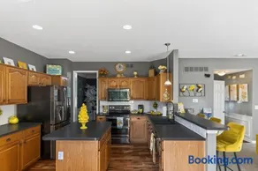 The Yellow House - Hot Tub, Pool Table, Fire Pit, 6 Bedrooms - Image 3