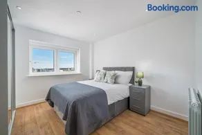 Exquisite 2bed Apt with Parking Near 02 Arena - Image 3