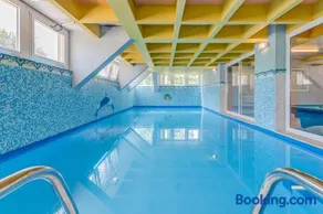 Blue Dolphin Apartment - Private indoor Pool, Jacuzzi, Garden - Image 2