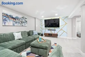 Luxurious National Harbour home - Image 2
