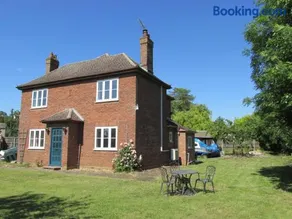 Large 4 Bedroom House in Norfolk Perfect for Families and Groups of Friends - Image 1