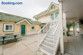 Suite 19 Green Gables Resort, Lake View Retreat - Image 5