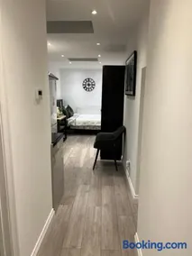 Modern Studio flat with free parking - Image 2