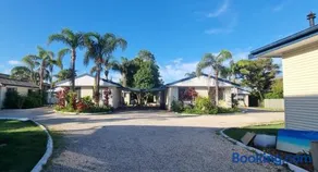 Park Beach Holiday Cabins - Image 1