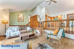 Pocono Cottage with Golf Course Hot Tub, Fire Pit Near Kalahari - Image 5