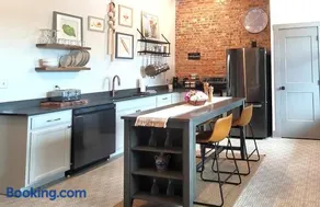 Boutique 2BR Loft, Soaking Tub & Fireplace by Cross-Key Vacation Rentals - Image 1