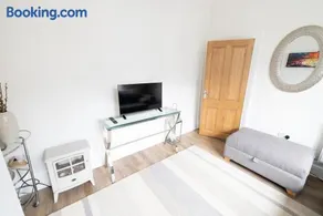 Dale Cottage - Sleeps 6, Cosy Terrace House - Image 5