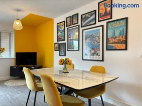 4BR - 3BA - Fast Wi-Fi - Free Parking - Garden - EV Point - Image 2