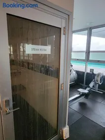 Spacious 1 bedroom mezzanine apartment with large bath views 2 free parking spots - Image 3