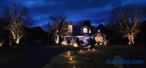 Lux estate! Hot tub, 8 acres, firepit, game room, private pond, EV, lots of privacy, 10 mins to town - Image 2