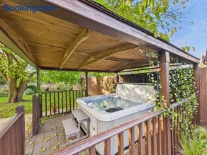 Mainstone House by Signature Stays - Luxury Retreat - HotTub - Image 2
