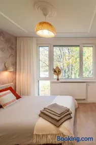 Apartament Fala By Metro No-AC Rolety Blackout A Fan Self-CheckIn Parkview 30min Metro to Narodowy Stadium Klub Stodoła SGH Public Parking Fast WiFi - Image 1
