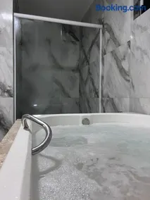 Casa com Hidromassagem Quente e Fria - Image 1