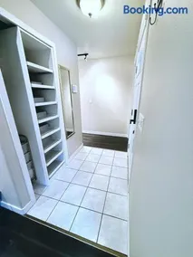 4-bedroom Burlington with AC & Wifi - Image 5