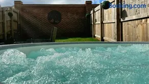 Leeds 4-bed house - hot tub, parking & games - Image 3