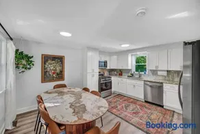 Family Home with Pool and Playground in Roslyn - Image 2