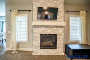 Luxury Retreat- Modern 5BR Ranch in Bennington - Image 2