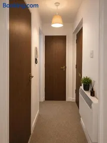 Modern Heathrow Apartment with Private Parking & Garden - Image 4