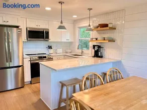 Sleeps 10, Approx 1 Mile to the Beach, Fully Renovated in 2025 - Image 1
