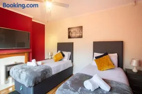 Stylish 4-Bedroom Home with Modern Comforts - Image 5