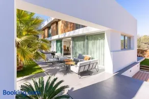 Stunning Villa Angeles with Private Pool and AC close to Sitges - Image 5